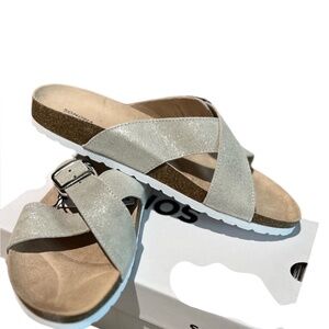 NIB Sonoma Silver Suede Buckle
Slide Footbed Sandals Size 11
Style Tarragon